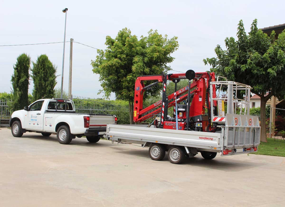 Röd Hinowa Lightlift 14.72 hopfälld för transport